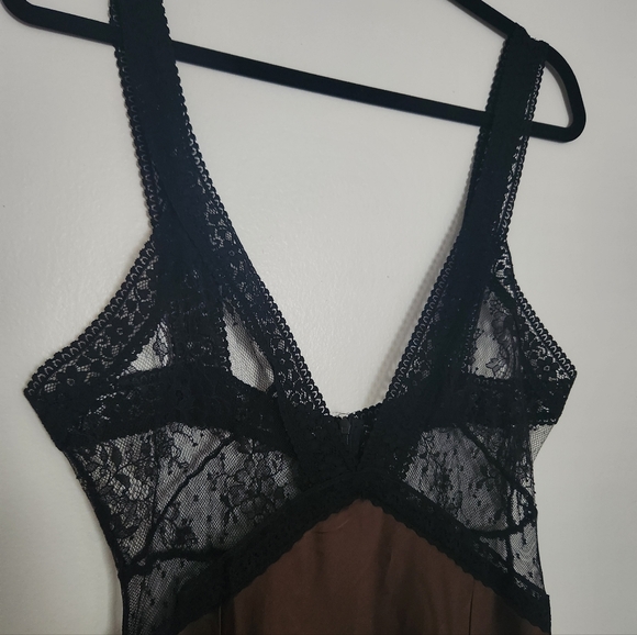 Elegant Brown and Black Lace Gown - Picture 3 of 5